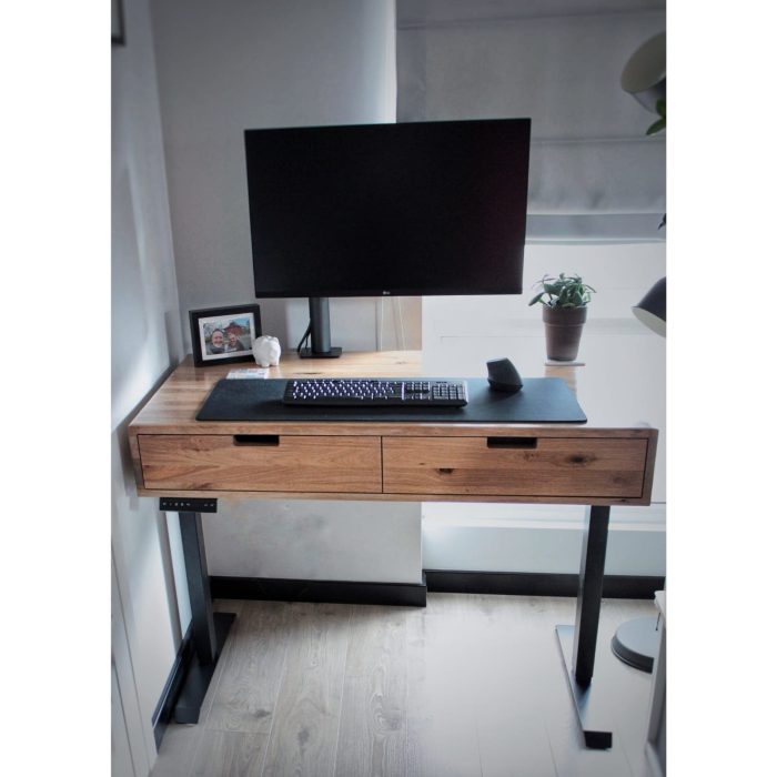 LIAM – Egetræs skrivebord 120x(70-120)x80